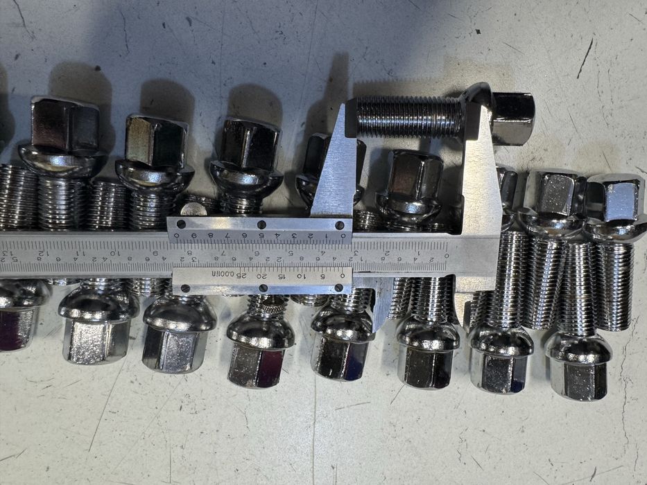 Гуми Bridgestone 215/60/17 и болтове за Мерцедес и др