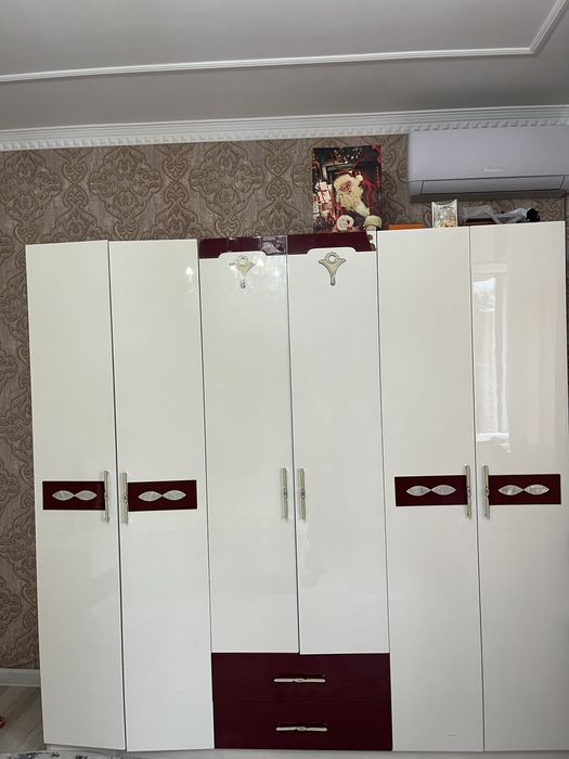 Кровать с гарнитурой