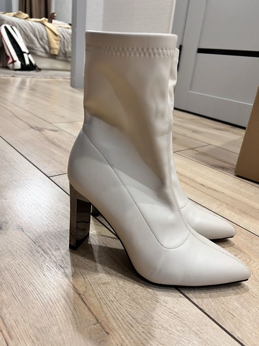 Белые(молочные) туфли, лодочки с острым носом и длинным каблуком.