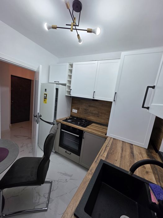 Inchiriez apartament