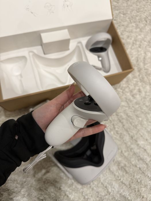 O pereche Meta Quest 2 (128GB/256GB) VR headset