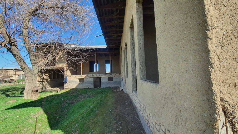 Добротный дом с деревянным каркасом с теплицей в 10 км от Ташкента.