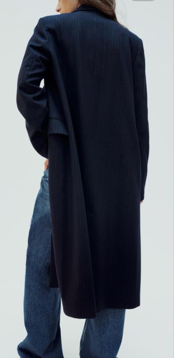 Vand pardesiu nou, Zara , S, bleumarin cu dungi  subtiri albe.