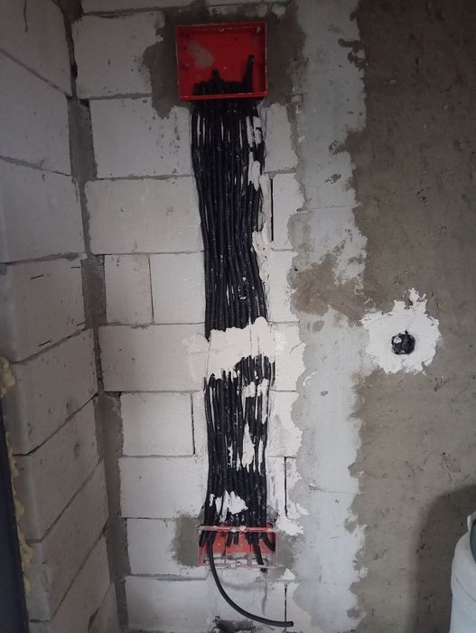 Casa la roșu de vânzare