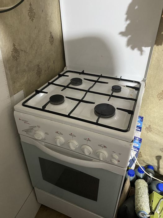 Продам газ плиту.  Духовка работает.