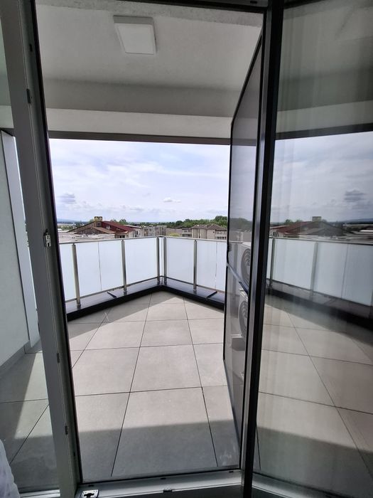 Închiriez apartament nou cu 2 camere cu loc de parcare.