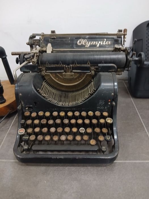 Винтидж пишеща машина Olympia