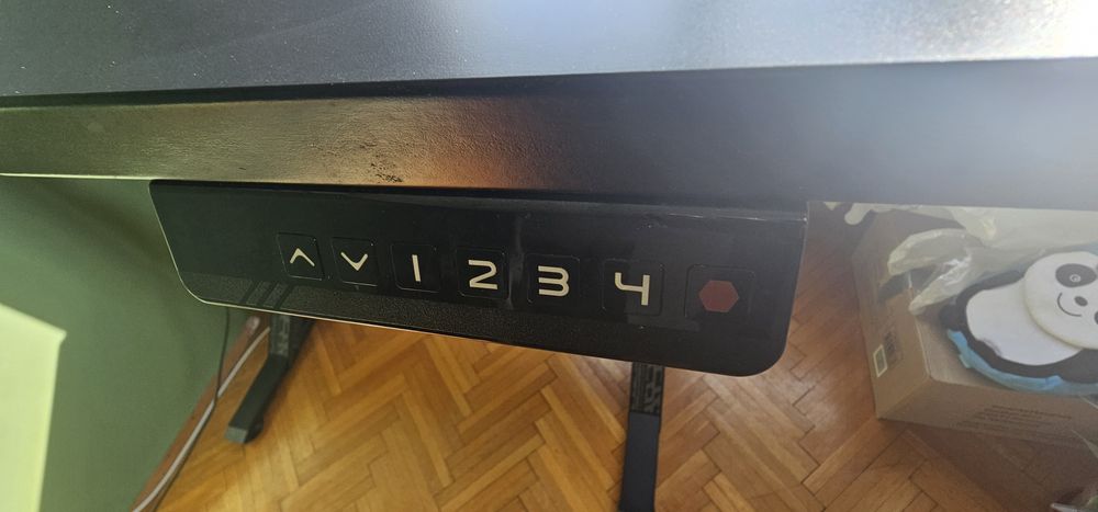 Гейминг бюро Uppspel с регулируема височина