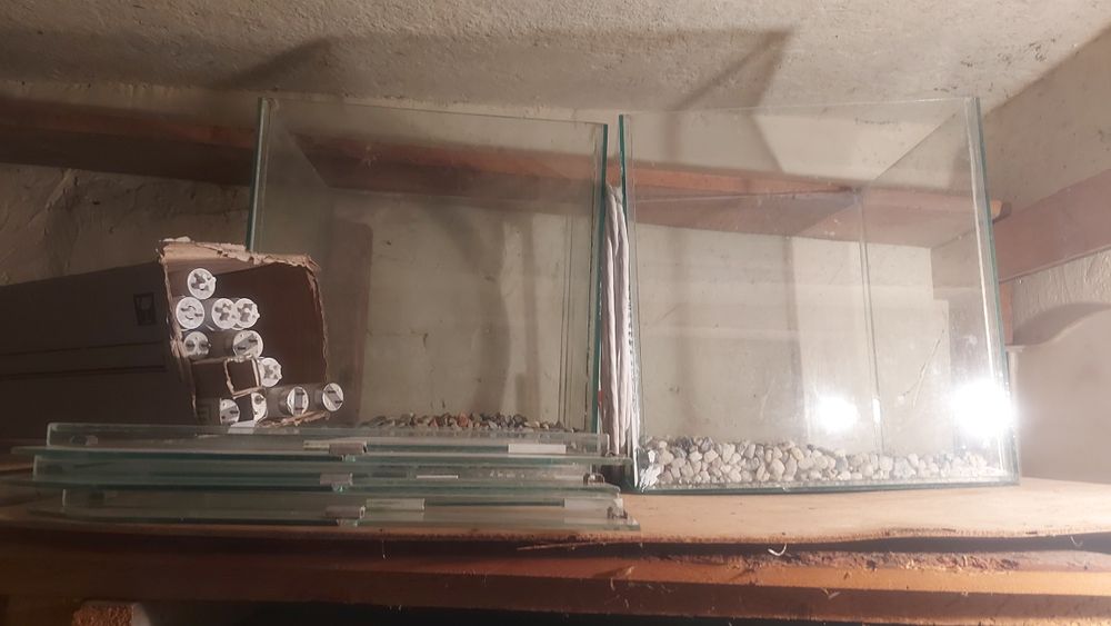 Продавам стелаж с 5 аквариума +капаци, грунд и малко техника