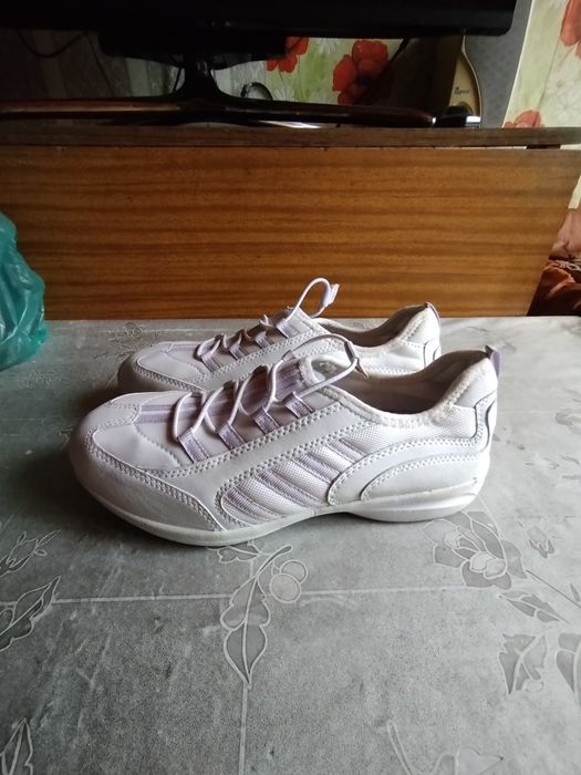 Женские кроссовки 40р