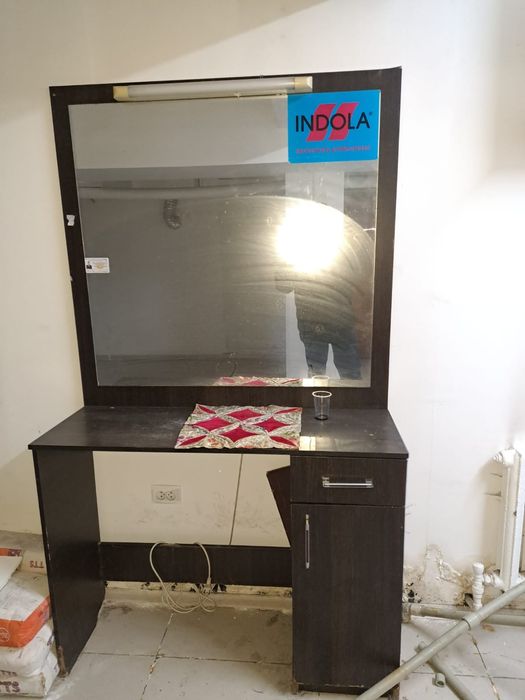 Продам кресло и столы для парикмахерской