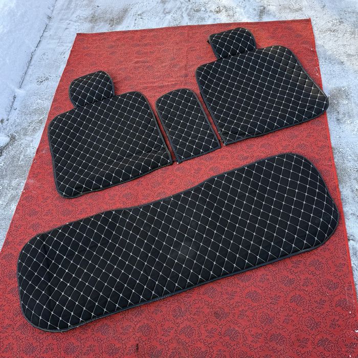 Комплект автомобильных чехлов.