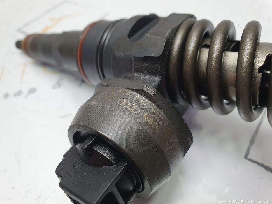 Injector SEAT IBIZA IV (6L1) [ 2002 - 2009 ] TDI Cupra R (BPX, BUK) 118KW|160HP, VOLKSWAGEN GOLF IV (1J1) [ 1997 - 2007 ] TDI (ARL) 110KW|150HP BOSCH 0414720039 OEM 038130073AL