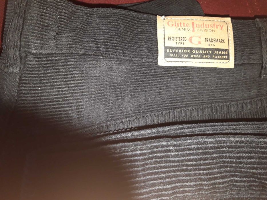 Vind blugi barbati diferite marci