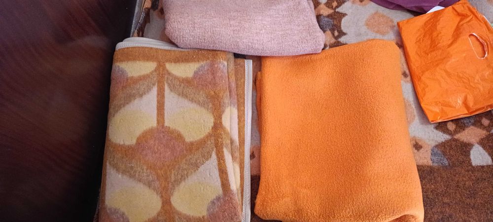 Продавам 6 бр одеала като нови, вълна и памук.