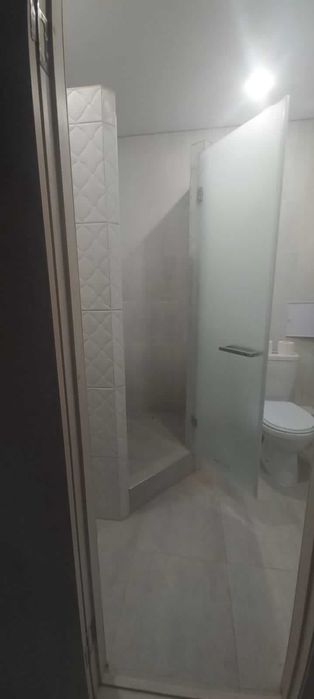 Дверь из стекла в душевую