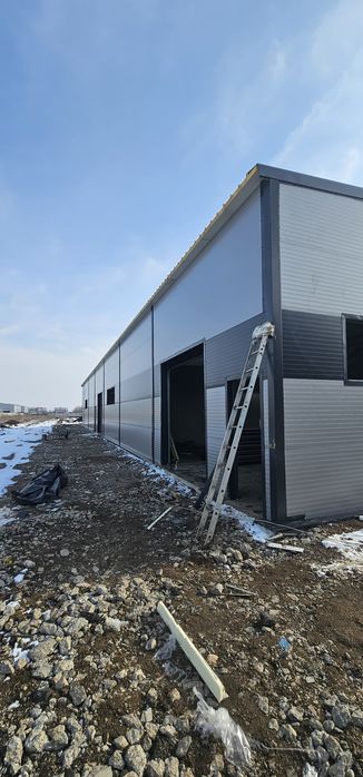 Vindem hala metalice de pe stoc dar realizam si pe comanda cu panouri sandwichi