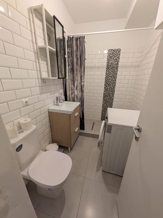 Închiriez studio (garsoniera)