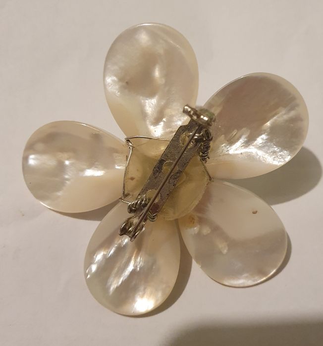 Brosa cu petale din scoici