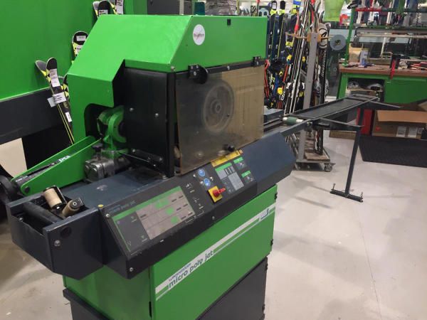 Машина за ски сервиз Wintersteiger, за заливане на ски.