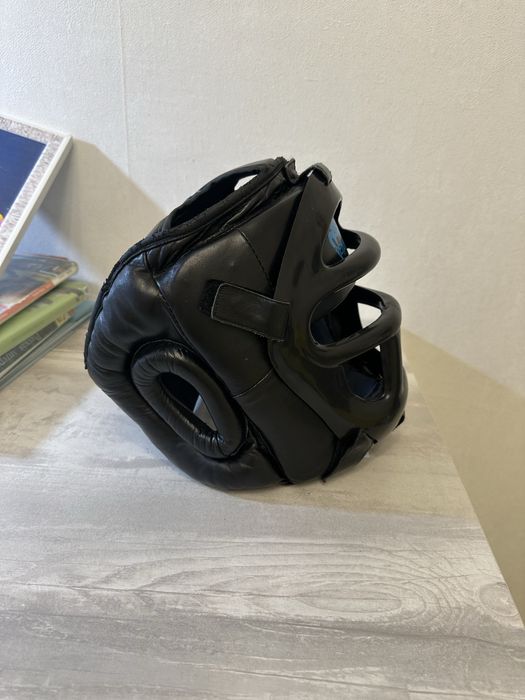 Шлем для карате черного цвета