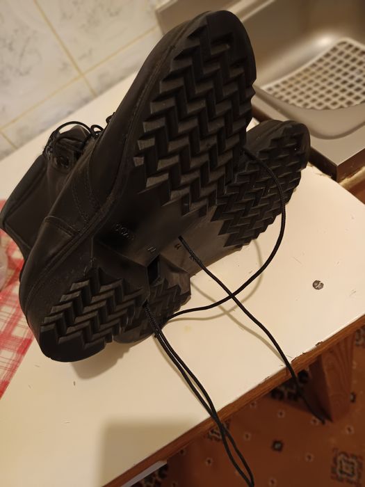 Vând ghete din piele.