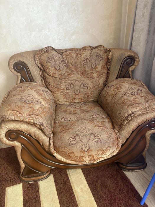 Диван старый но чистый