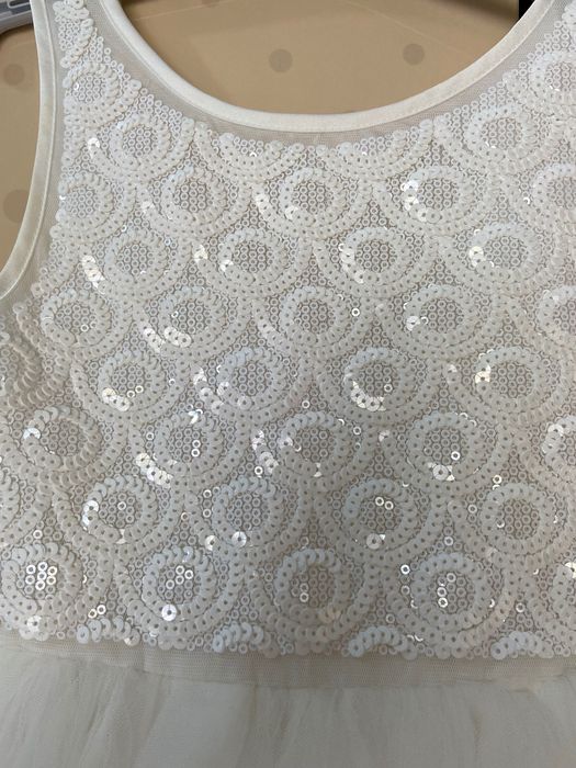 Vand rochita alba pentru 6 ani