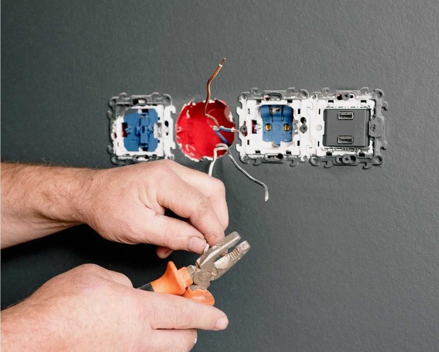 Electrician Interventii Rapide Schimb si Montez Tablouri Electrice Prize Intrerupatoare Corpuri Iluminat Routere Smart HOME Automatizare Porti
