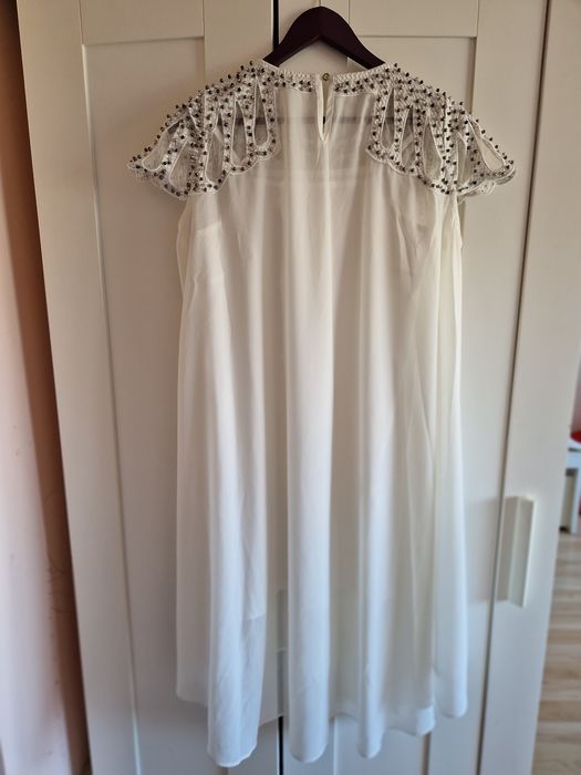 Нежна бяла  рокля