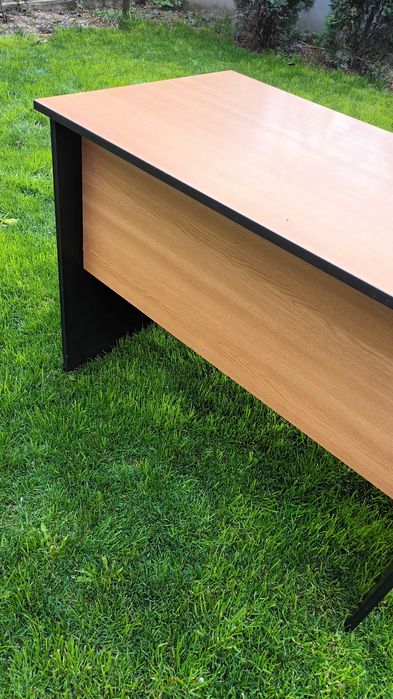 Birou 105×62, inaltime 80. Detin 2 bucati.