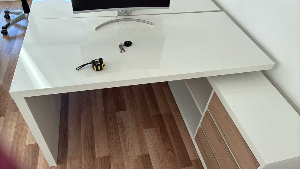 Бюро със шкафове