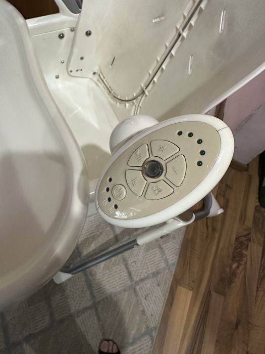 Стульчик для кормления с качелями