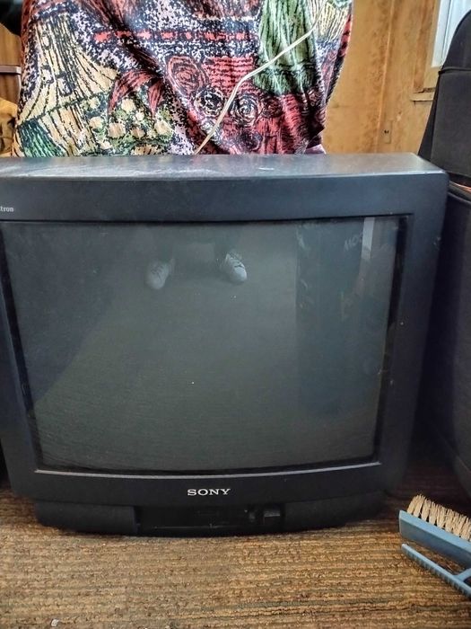 Продавам стари цветни телевизори