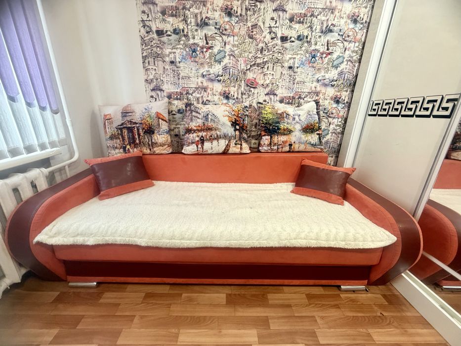 Диваны, шторы, стол, стуля