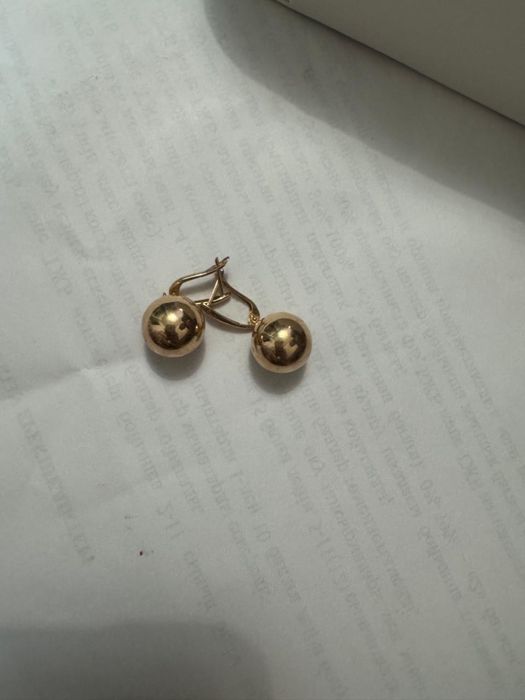 Золотые серьги продается