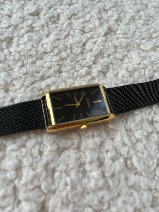 Дамски часовник Casio, черен със златисти елементи
