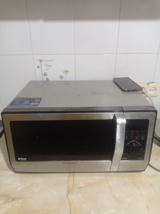 Микроволновая печь марки Самсунг.