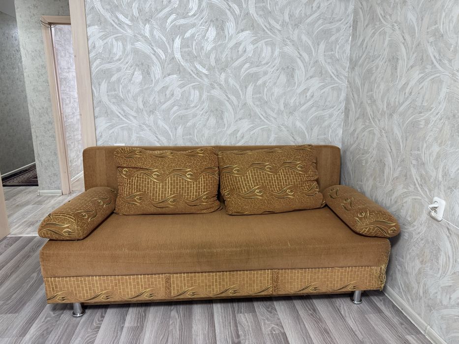 Продам диван с подушками