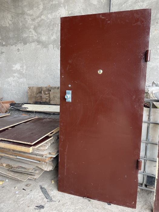 Железный ворота и дверь