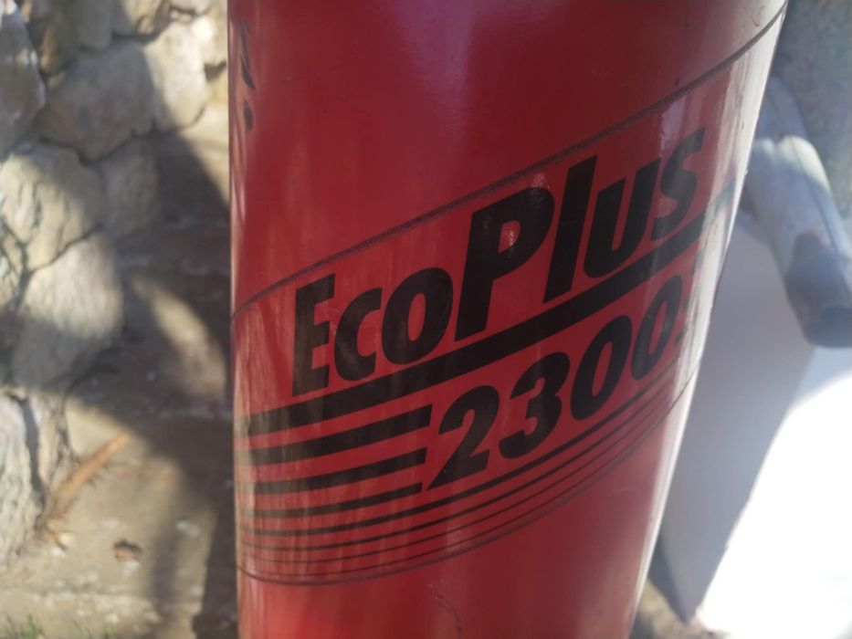 Дробилка за клони, листа, храсти. 
Смила клоните на талаж. 
Широк отво