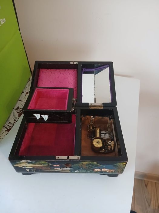 Caseta de bijuterii,japoneză, ștanțată,din lemn pictat.