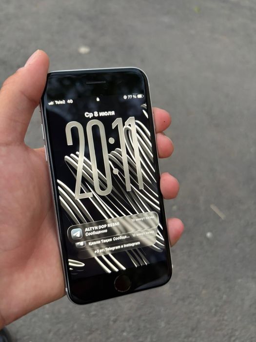Продам iPhone SE 2020