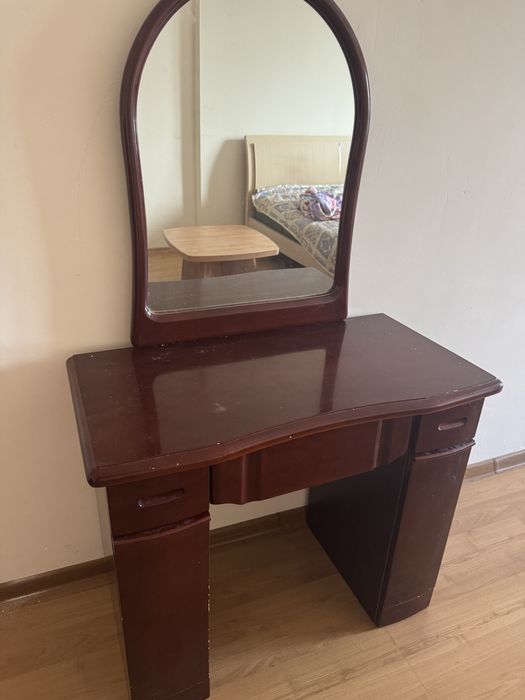 Продам столик винтажный с зеркалом