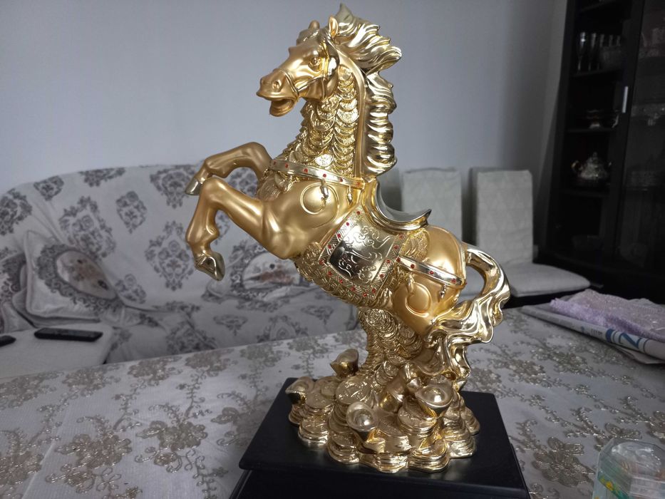 Продам статуэтку лошадь