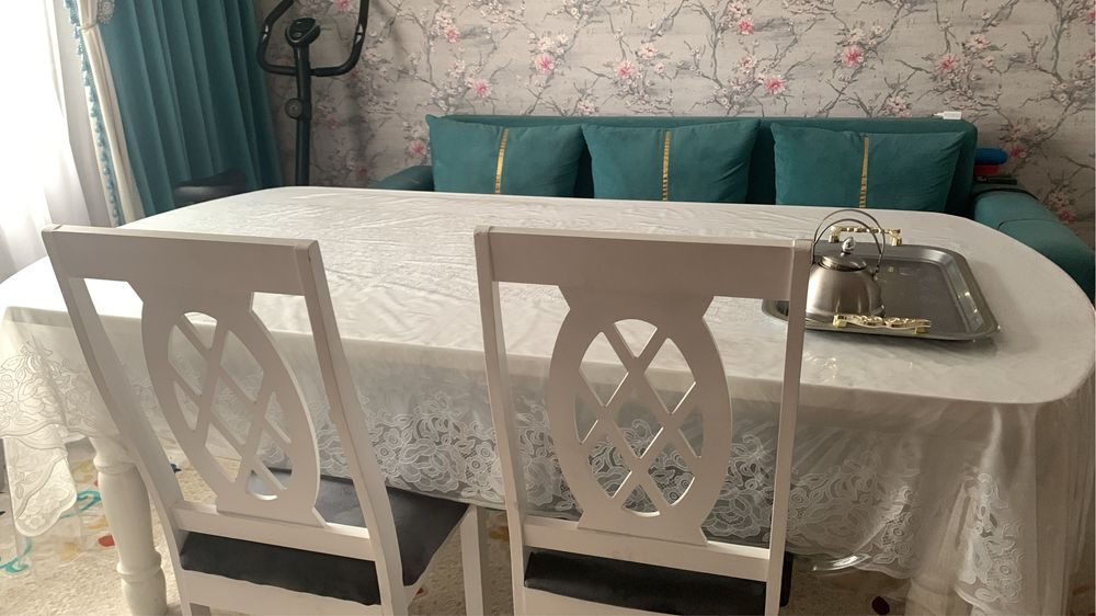 Стол и стулья для гостиной