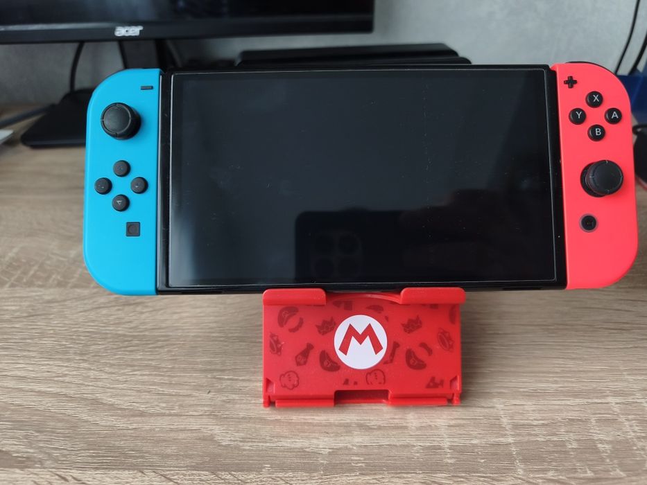Продавам Nintendo Switch OLED в перфектно състояние с подарък калъф, стойка и игра