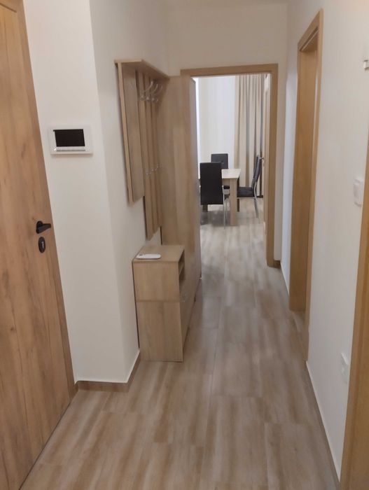 Частно лице отдава нов 3 стаен просторен апартамент 100 м2.