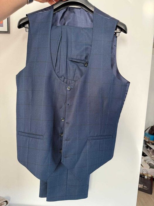 Costum barbati in trei bucati