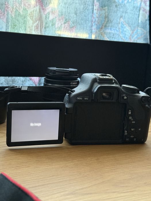 Canon 600D + три обектива + сенник + чанта